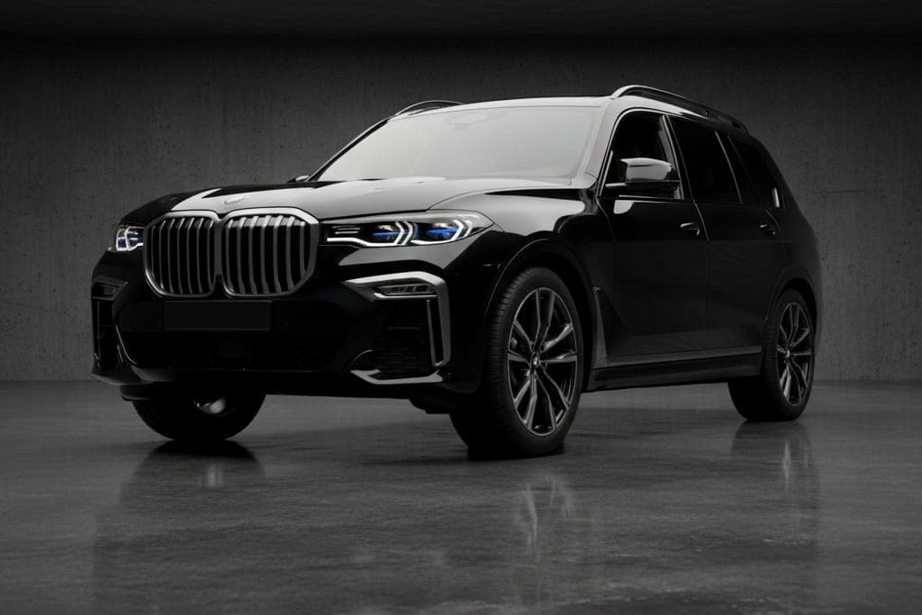 BMW X7 M60i xDrive, 2023 — вид спереди три четверти